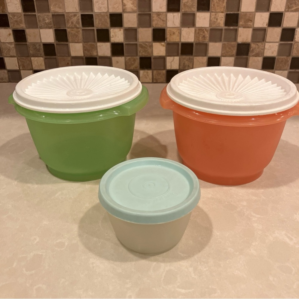 3 Vintage Tupperware versatile Storage Bowls 2 with seal lid 1 small bowl